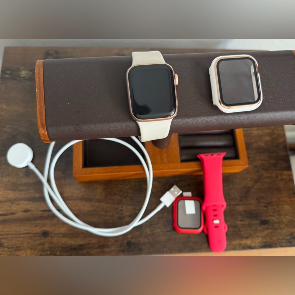 Apple Watch Series 4 Gold Aluminum
40mm Case Sport Band GPS Model